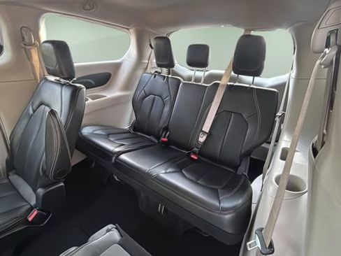 Used 2024 Chrysler Pacifica Touring-L FWD image 33