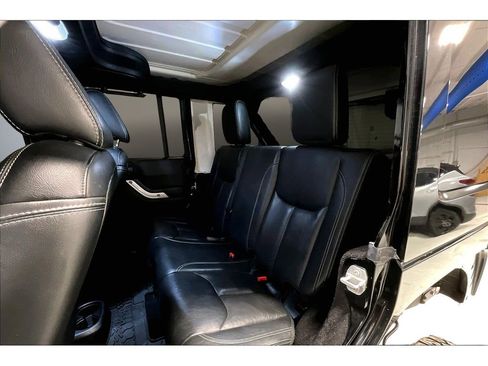 Used 2015 Jeep Wrangler Unlimited Rubicon image 22