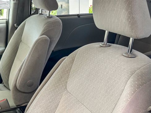 Used 2019 Toyota Sienna LE w/ Carpet Mat Package FWD image 24