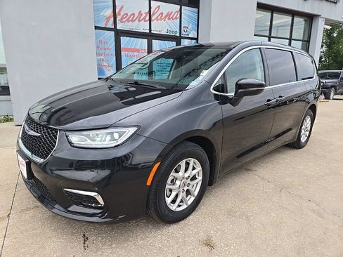 Used 2023 Chrysler Pacifica Touring-L FWD image 2