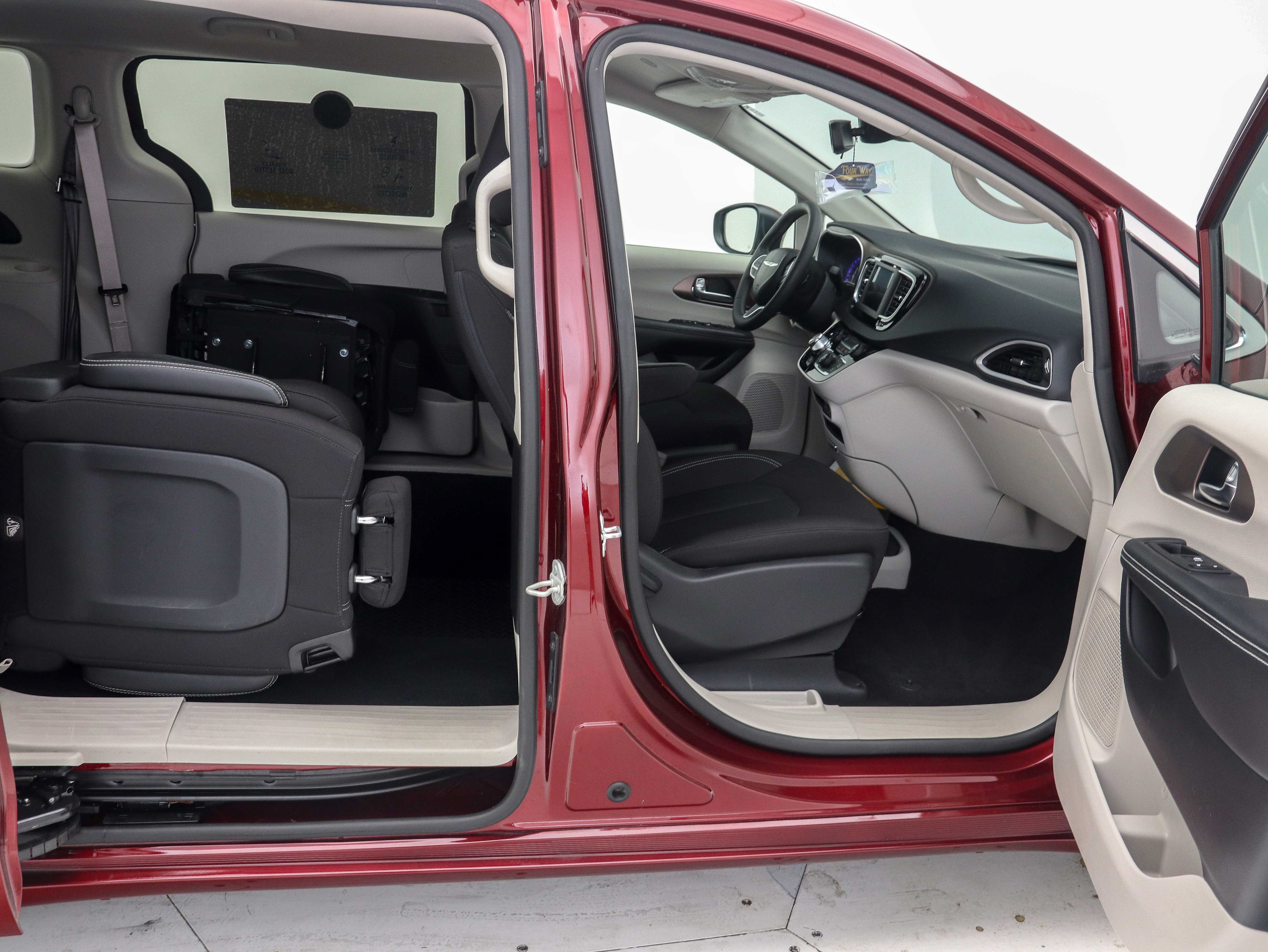 Used 2023 Chrysler Voyager LX FWD image 15