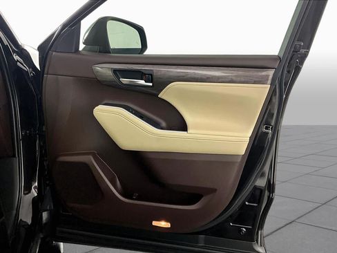 Used 2020 Toyota Highlander Limited FWD image 22