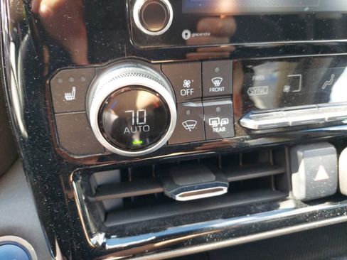 Used 2021 Toyota Highlander XLE image 6