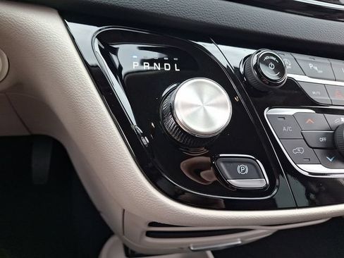 Used 2024 Chrysler Pacifica Touring-L FWD image 14