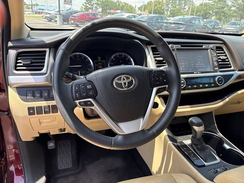 Used 2015 Toyota Highlander Limited w/ Driver Technology Package FWD image 7