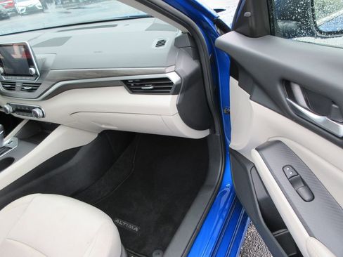 Used 2025 Nissan Altima 2.5 SV image 17