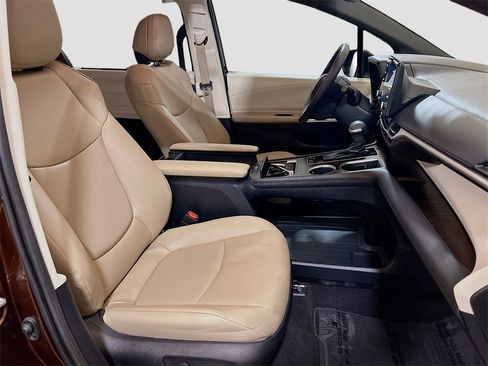 Used 2023 Toyota Sienna XLE image 27