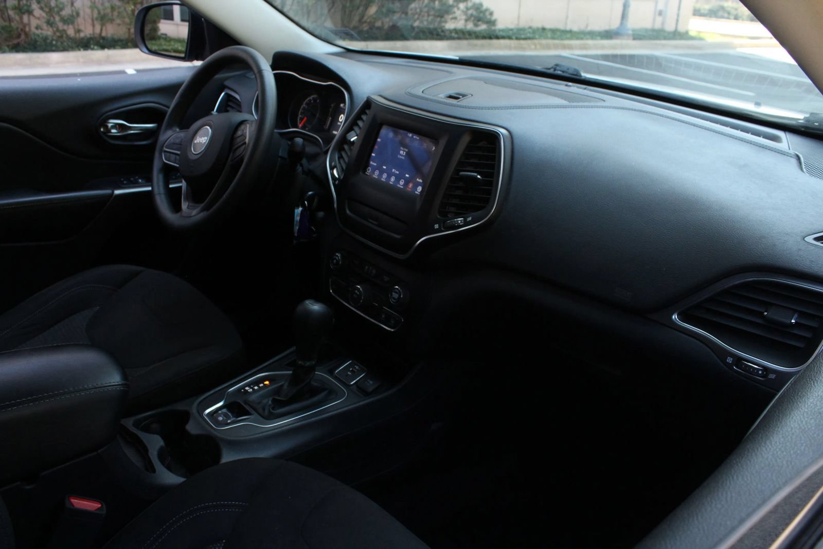 Used 2020 Jeep Cherokee Latitude FWD image 25