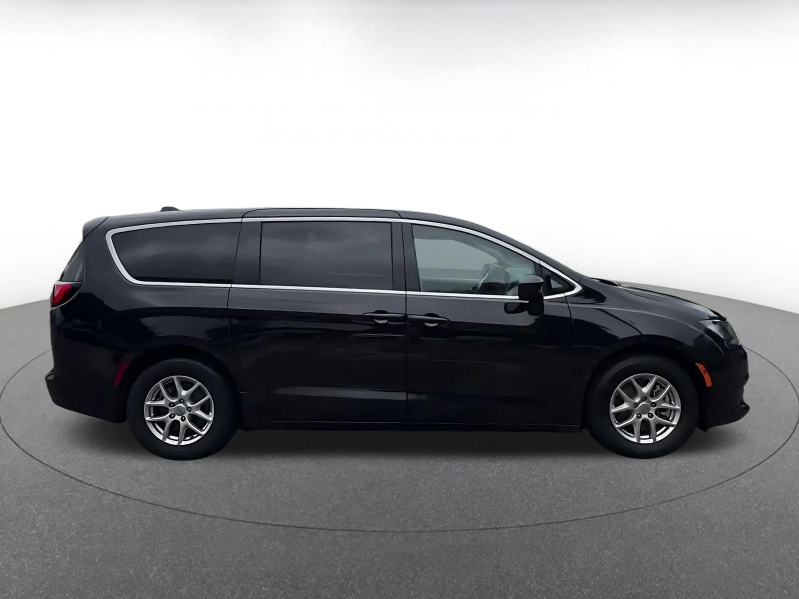 Used 2024 Chrysler Voyager LX FWD image 15