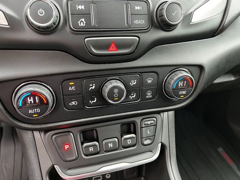 Used 2019 GMC Terrain SLT w/ Preferred Package image 16