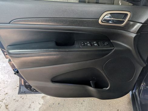 Used 2017 Jeep Grand Cherokee Laredo w/ Quick Order Package 23E image 10