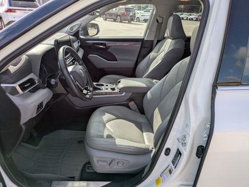 Certified 2021 Toyota Highlander Platinum image 10
