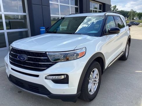 Used 2023 Ford Explorer XLT w/ Equipment Group 202A AWD/4WD image 2