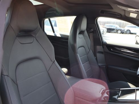 Used 2025 Porsche Panamera RWD image 32
