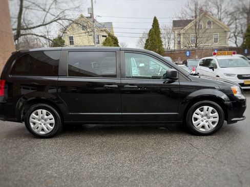 Used 2019 Dodge Grand Caravan SE w/ UConnect Hands-Free Group FWD image 4