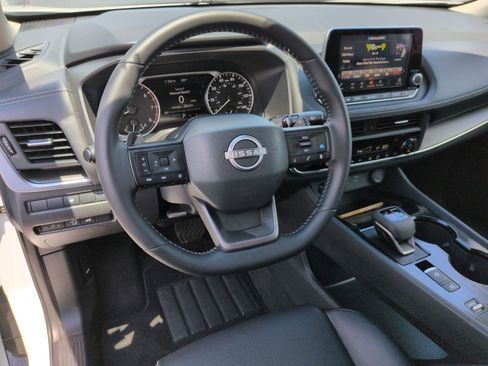 Used 2025 Nissan Rogue SV w/ SV Premium Package FWD image 16