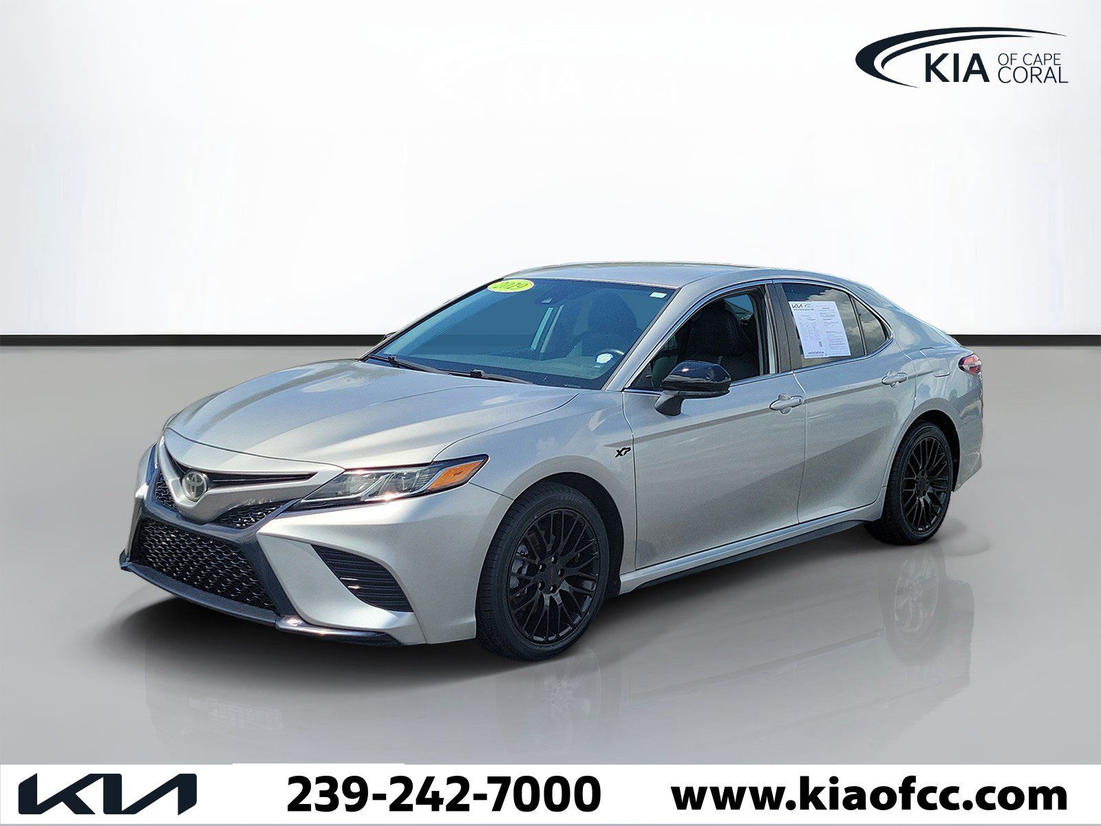 Used 2019 Toyota Camry SE FWD image 3