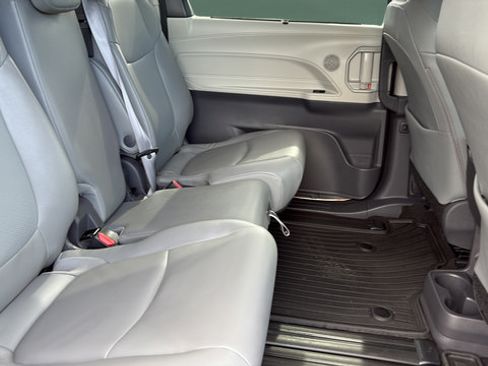 Used 2021 Toyota Sienna XLE FWD image 27