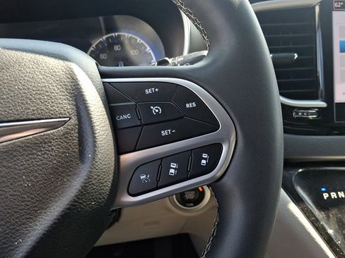 Used 2024 Chrysler Pacifica Touring-L image 22