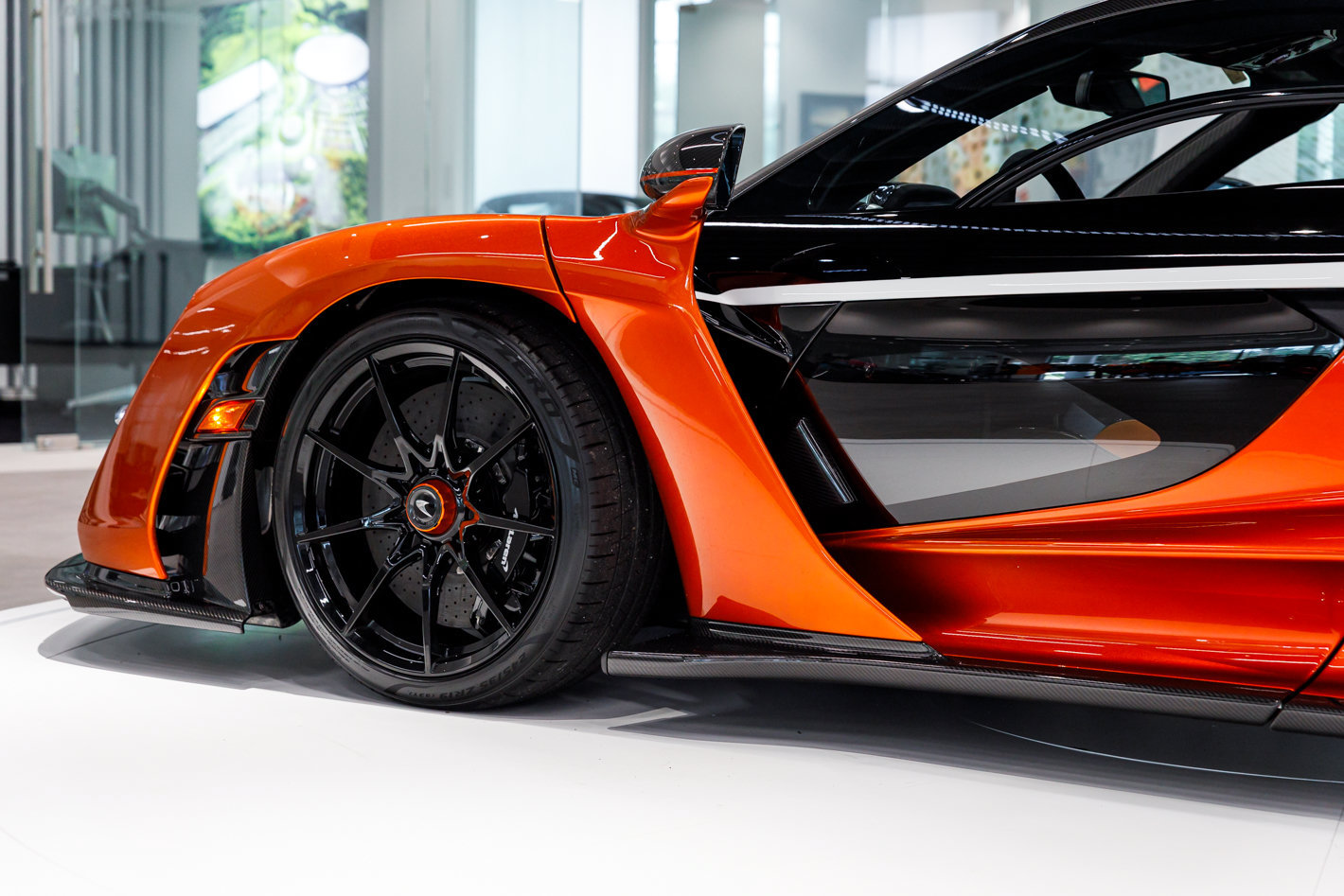 Used 2019 McLaren Senna RWD image 10