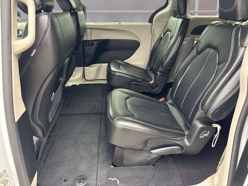 Used 2024 Chrysler Pacifica Touring-L FWD image 13