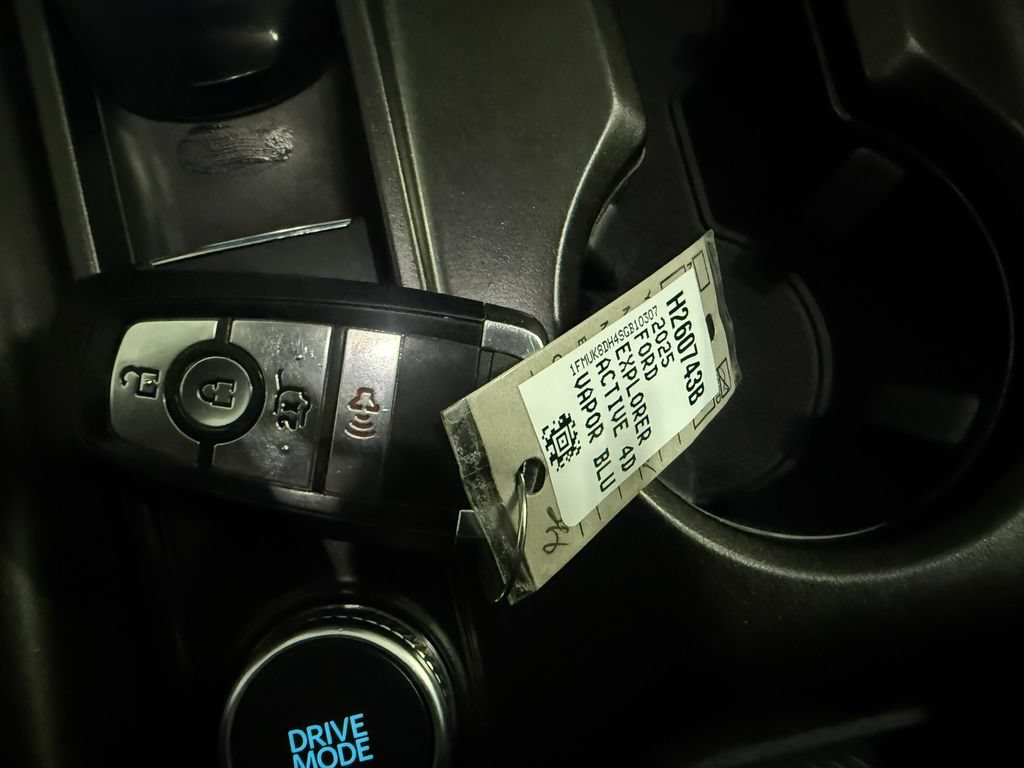 Used 2025 Ford Explorer Active AWD/4WD image 37