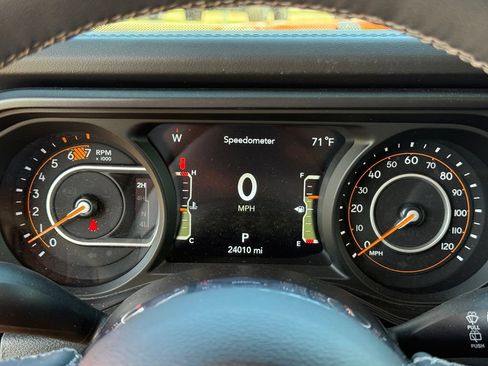 Used 2025 Jeep Wrangler Unlimited Sahara AWD/4WD image 17
