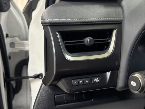 Used 2022 Lexus UX 200 w/ Premium Package FWD image 10