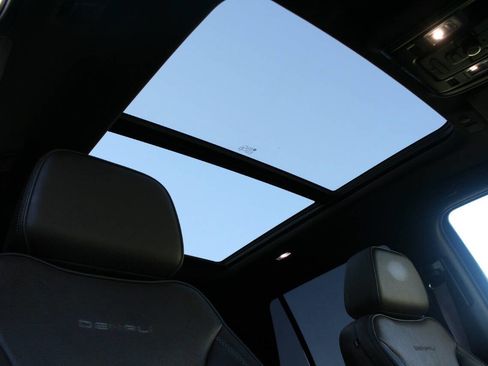 Used 2021 GMC Yukon Denali w/ Denali Premium Package image 32