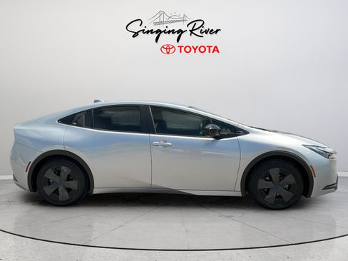 Used 2024 Toyota Prius FWD image 8