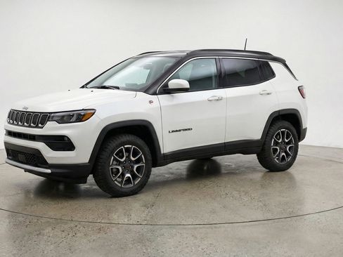 Used 2025 Jeep Compass Trailhawk AWD/4WD image 3