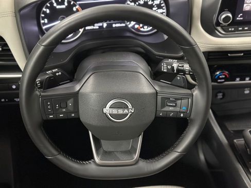 Used 2025 Nissan Rogue SV image 3