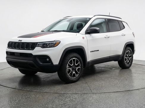 Used 2025 Jeep Compass Trailhawk image 3