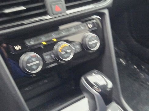 Used 2024 Volkswagen Taos SE image 22