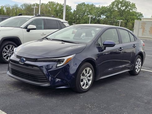 Used 2025 Toyota Corolla LE FWD image 3