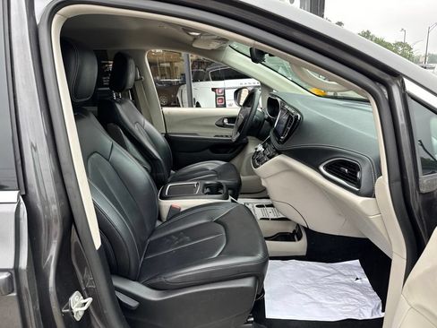 Used 2023 Chrysler Pacifica Touring-L AWD/4WD image 24