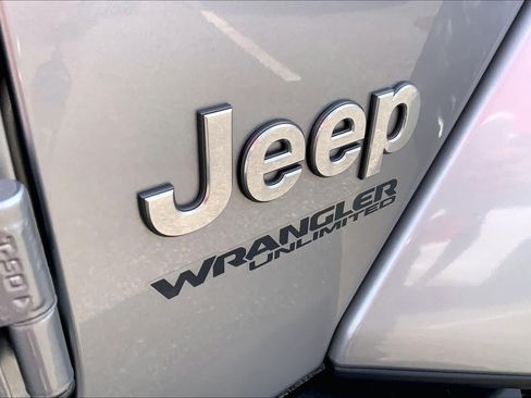 Used 2018 Jeep Wrangler Unlimited Sahara w/ Dual Top Group AWD/4WD image 10