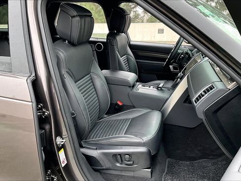 Used 2024 Land Rover Discovery Metropolitan Edition image 6