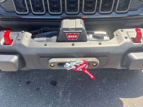 Used 2024 Jeep Wrangler Unlimited Rubicon image 3