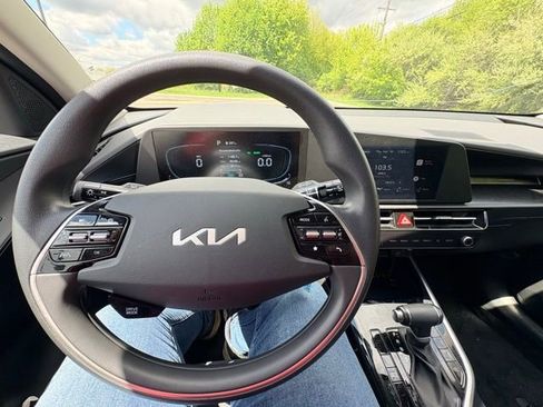 Certified 2025 Kia Niro LX FWD image 13