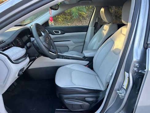 Used 2022 Jeep Compass Latitude image 11