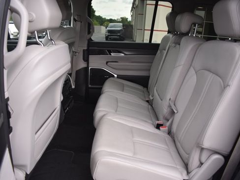 Used 2024 Jeep Wagoneer L Series II w/ Flexible Seating Group RWD image 15