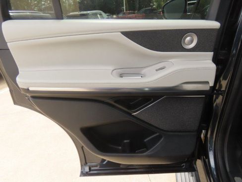 Used 2025 Lincoln Navigator Reserve AWD/4WD image 18
