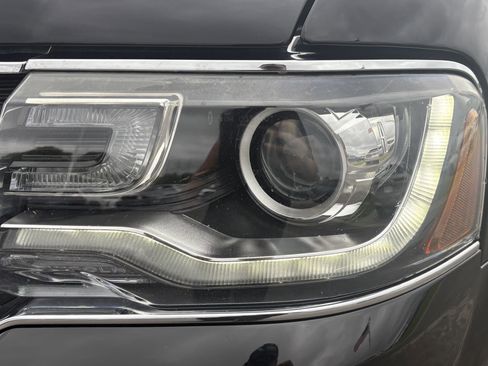 Used 2017 Lincoln Navigator Select image 6