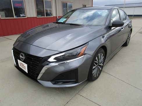 Used 2024 Nissan Altima 2.5 SV FWD image 3