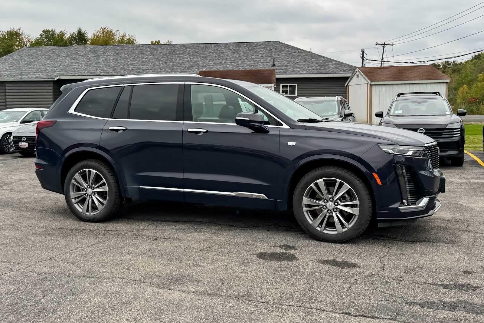 Used 2025 Cadillac XT6 Premium Luxury AWD/4WD image 2