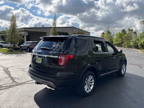 Used 2017 Ford Explorer XLT image 9