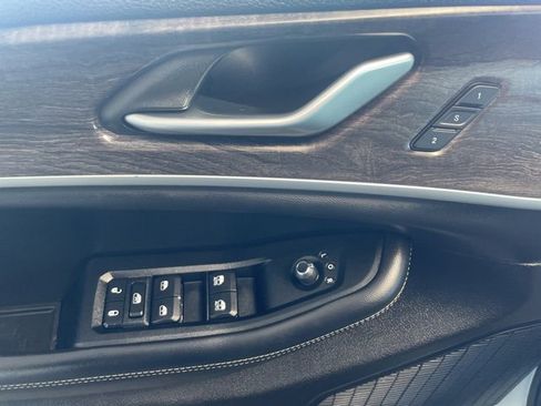 Used 2023 Jeep Grand Cherokee Limited image 19