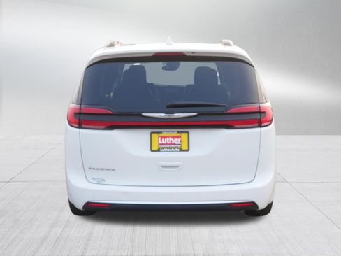 Used 2022 Chrysler Pacifica Touring-L FWD image 6