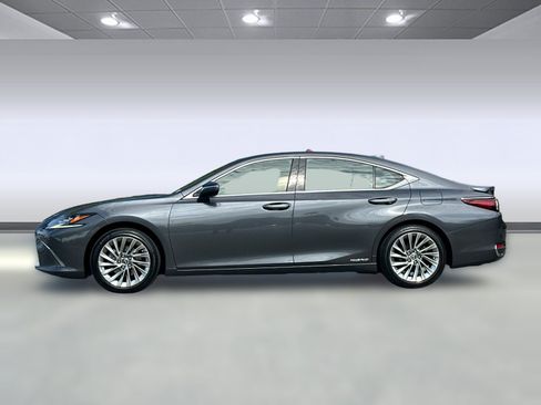 Used 2022 Lexus ES 300h w/ Accessory Package FWD image 2